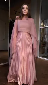 Elegante roze geplooide jurk met lange mouwen en een bijpassende chiffon cape-overlay
