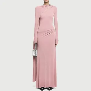 Detalle de vestido de noche rosa de manga larga con elegante diseño de cuello drapeado asimétrico