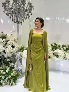 Elegante olijfgroene satijnen avondjurk met vloerlange bijpassende cape