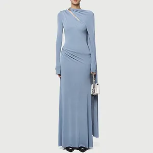 Elegante vestido largo azul polvoriento de manga larga con drapeado asimétrico y corte
