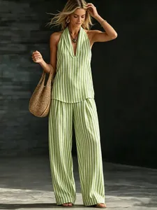 Elegante completo estivo a righe verdi e bianche con top all'americana e pantaloni larghi