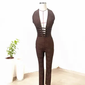 Elegante tuta intera in pizzo marrone scuro con scollo all'americana e vita a fascia