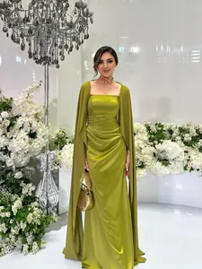 Gedetailleerde weergave van een olijfgroene avondjurk met elegante cape-overlay