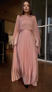 Elegante roze geplooide maxi-jurkset met lange mouwen en een cape-top voor dames
