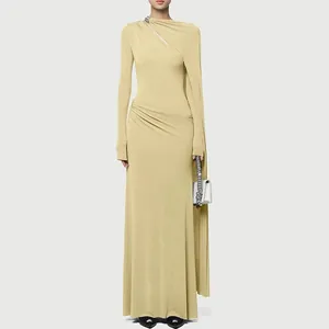 Elegante vestido maxi ajustado caqui con escote asimétrico para mujer otoño 2025
