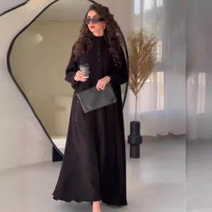Elegant black long-sleeved maxi dress for street style and commute fashion
