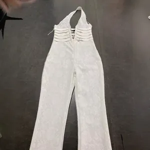 Elegante tuta bianca in pizzo con scollo all'americana e sexy allacciatura frontale