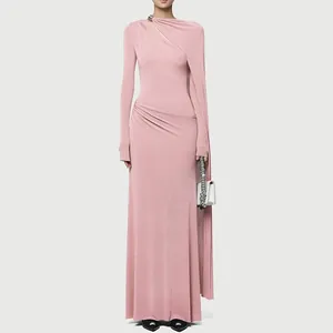 Elegante vestido maxi ajustado en color malva con manga larga y pliegues.