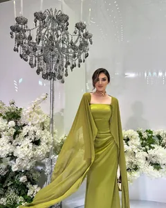 Elegante olijfgroene avondjurk met bijpassende lange chiffon sjaal en satijnen look