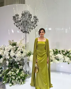Prachtige elegante olijfgroene satijnen avondjurk met lange cape en gerimpelde taille