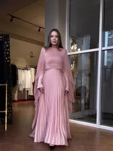 Elegante roze geplooide maxi-jurk met lange mouwen en chique cape-overlay en talle