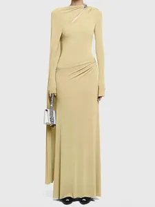 Elegante vestido largo ajustado de manga larga en amarillo claro con hombro abierto