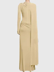 Vista trasera de un elegante vestido largo beige ajustado con mangas largas y detalle drapeado