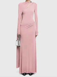 Elegante vestido de noche maxi ajustado rosa empolvado de manga larga con detalle de capa
