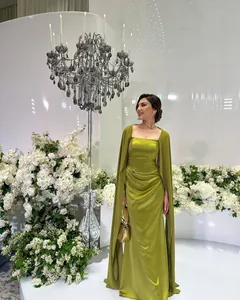 Elegante olijfgroene avondjurk met bijpassende sjaal-cape in satijnen afwerking