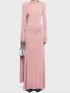 Elegante vestido largo rosa empolvado de manga larga con drapeado asimétrico y corte ajustado.