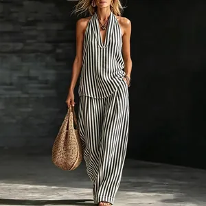 Elegante completo estivo a righe con top allacciato al collo e pantaloni larghi