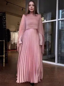 Elegante roze geplooide maxi-jurk met lange mouwen en cape-overlay voor de herfst.
