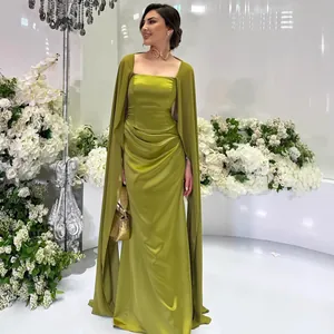 Elegante mosgroene satijnen avondjurk met lange cape voor formele gelegenheden.