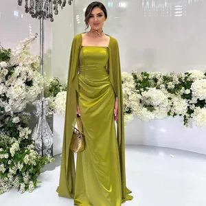 Elegante olijfgroene satijnen avondjurk met vloeiende cape voor gala evenementen