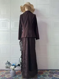 Achteraanzicht van elegante set met blazer met lange mouwen en kanten rok