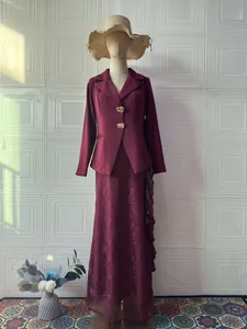 Elegante bordeauxrode blazer met lange mouwen en kanten maxi-rokset op een mannequin