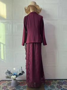 Achteraanzicht van een elegante bordeauxrode blazer met lange mouwen en kanten maxi-rok set