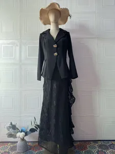 Elegante zwarte tweedelige set met blazer met lange mouwen en maxi-rok van kant