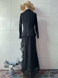 Achteraanzicht van een elegante zwarte blazer en lange kanten rok set voor dames
