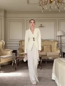 Elegant tweedelig damespak crèmekleurige blazer en kanten maxi-rok in luxe interieur