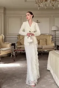 Elegante witte blazer met lange mouwen en maxi-rok van kant voor dames.