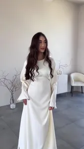 Elegantes cremeweißes Satin-Maxikleid mit langen Ärmeln und minimalistischem Design.