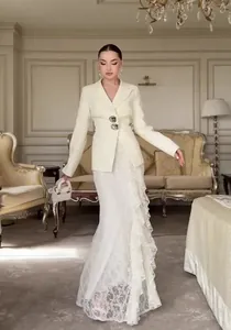 Elegant crèmewit blazer-set met lange mouwen en een maxi-rok van ruches en kant