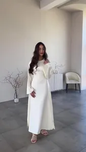 Elegantes langärmeliges weißes Maxikleid in einer minimalistischen modernen Einrichtung