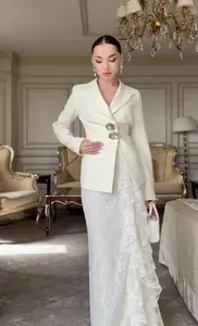 Elegante witte blazer gecombineerd met een maxi-rok van bloemenkant met ruches detail