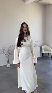 Elegantes, bodenlanges Kleid aus weißem Satin mit langen, ausgestellten Ärmeln
