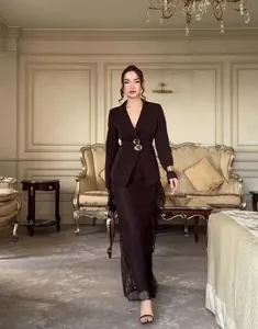Elegant donkerbruin kostuum met blazer met lange mouwen en een maxi-rok voor dames