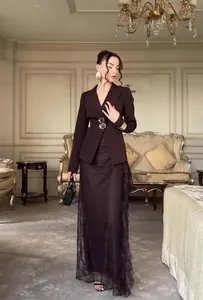 Elegante donkerbruine blazer gecombineerd met een kanten maxi-rok voor de herfst.