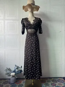 Elegantes Retro-Polka-Dot-Maxikleid mit feinem Spitzen-V-Ausschnitt auf einer Schneiderpuppe