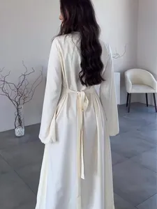 Elegantes weißes Maxikleid mit langen Ärmeln, verstellbarem Taillenband und Rückansichtdetail
