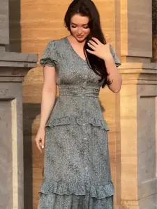Elegant vintage floral maxi dress featuring short sleeves and a cinched waist design