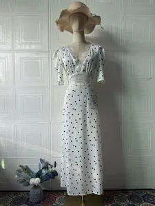 Elegantes weißes Maxikleid mit Polka-Dots, Retro-Spitzen-V-Ausschnitt und kurzen Ärmeln.