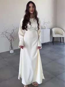 Elegantes weißes Satin-Maxikleid mit langen Ärmeln, Rundhalsausschnitt und schmaler Passform