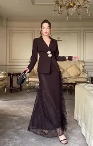 Stijlvolle chocoladebruine set met blazer met lange mouwen en kanten rok voor dames