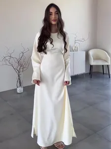 Elegantes cremefarbenes Satin-Maxikleid mit langen Ärmeln und zarter Spitze.