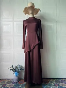 Elegante vestido largo de satén burdeos con manga larga y diseño de cintura asimétrica
