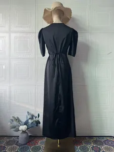 Elegantes schwarzes Maxikleid mit Puffärmeln und Rückenschnürung in der Rückansicht