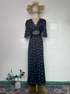 Vintage schwarzes Maxikleid mit Blumenmuster, V-Ausschnitt und Spitze am Mannequin.