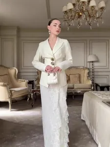 Elegant wit blazer- en kanten maxi-roksetje voor een verfijnde herfstoutfit look