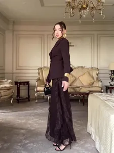 Elegant donkerbruin setje met blazer met lange mouwen en lange rok met kant
